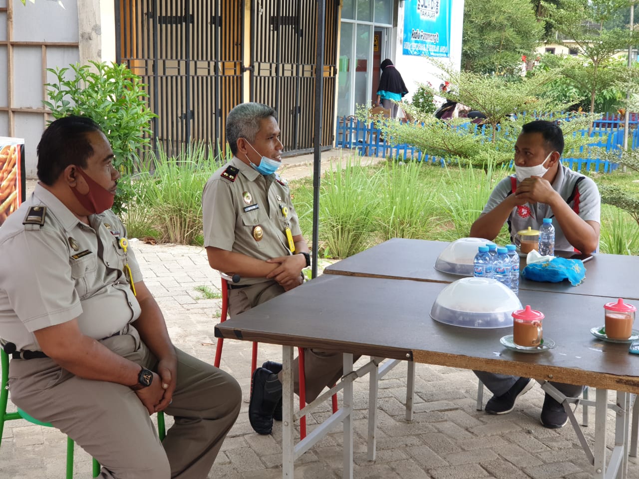 Bupati Takalar Syamsari Kitta melakukan pertemuan dengan Kepala BPN Takalar Muhammad Naim di sebuah warkop di Alun-alun lapangan Makkatang Daeng Sibali, Kamis 2 Juli 2020. (Ist)