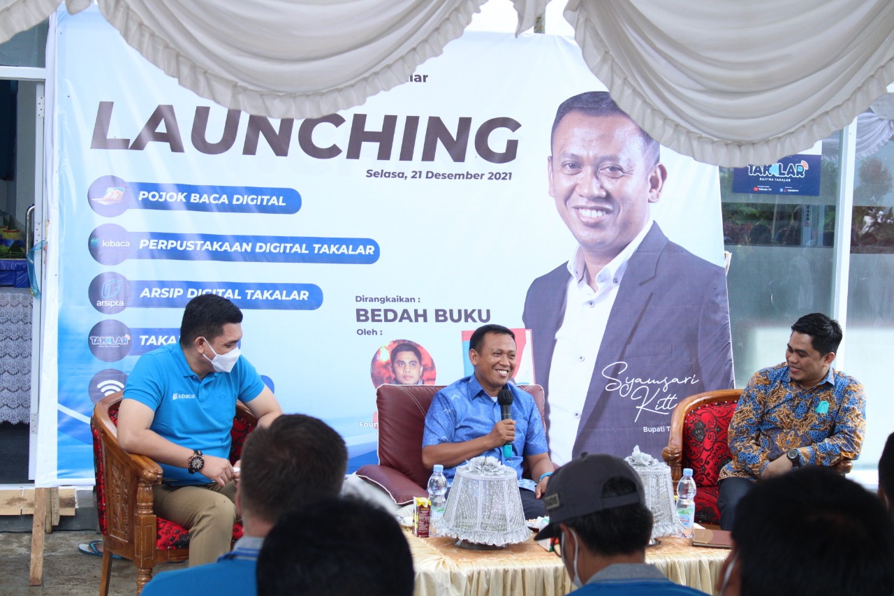 Bupati Takalar Syamsari Kitta membedah buku hasil karyanya sekaligus launching program digital di Lapangan Makkatang Dg Sibali, Selasa 21 Desember 2021. (Ist)