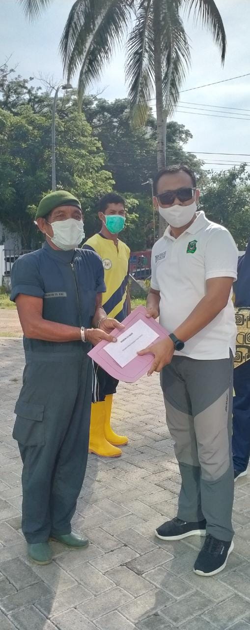 Bupati Takalar Syamsari Kitta memberikan penghargaan kepada sopir ambulance RSUD Takalar Daeng Bani atas pengabdian selama puluhan tahun, Jumat 20 November 2020. (Ist) Bupati Takalar Syamsari Kitta memberikan penghargaan kepada sopir ambulance RSUD Takalar Daeng Bani atas pengabdian selama puluhan tahun, Jumat 20 November 2020. (Ist)