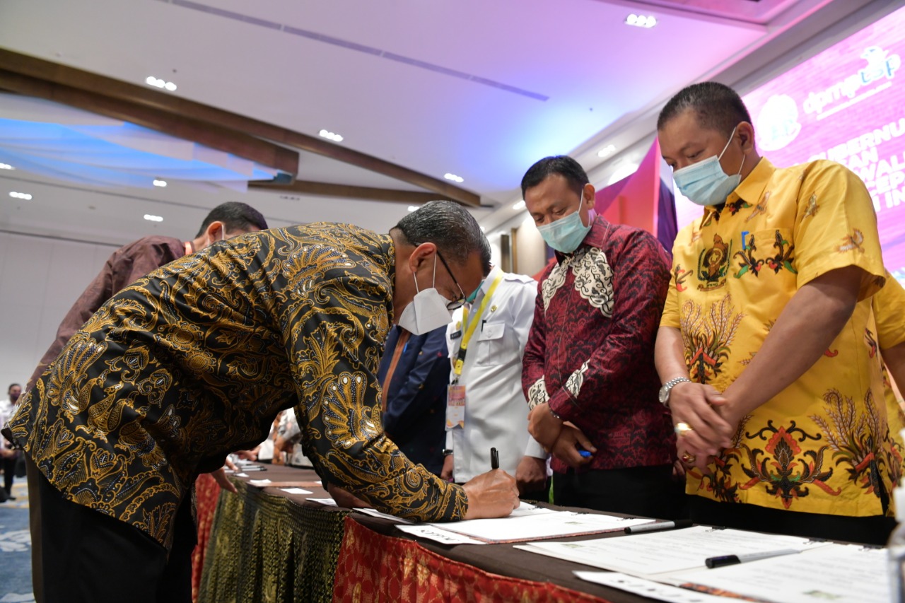 Bupati Takalar Syamsari Kitta menerima penghargaan atas prestasi Pemkab Takalar bersama PT KBN menggaet investor dalam pembangunan kawasan industri, Rabu 14 Oktober 2020. (Ist)