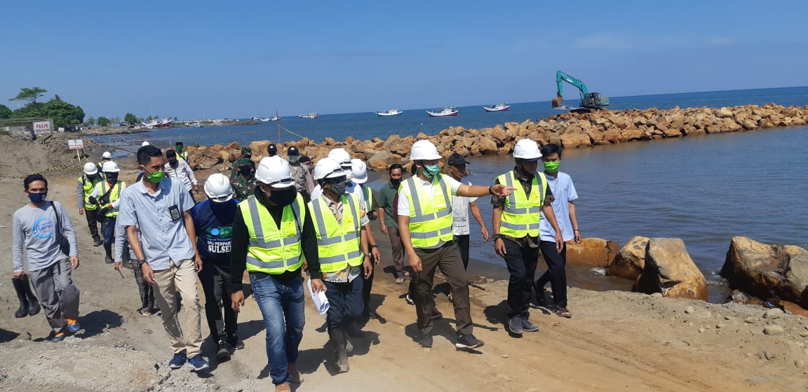 Bupati Takalar Syamsari Kitta meninjau proses pembuatan tanggul di desa Sampulungan bersama konsultan dari BB Pompengan Jeneberang, Jumat 3 Juli 2020. (Ist)