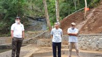 Bupati Takalar Syamsari Kitta meninjau wisata air terjun di desa Barugaya, Jumat 17 Juni 2020. (Ist) Bupati Takalar Syamsari Kitta meninjau wisata air terjun di desa Barugaya, Jumat 17 Juni 2020. (Ist)