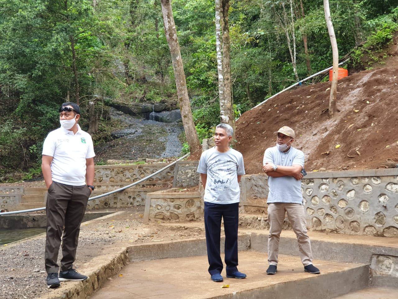 Bupati Takalar Syamsari Kitta meninjau wisata air terjun di desa Barugaya, Jumat 17 Juni 2020. (Ist) Bupati Takalar Syamsari Kitta meninjau wisata air terjun di desa Barugaya, Jumat 17 Juni 2020. (Ist)