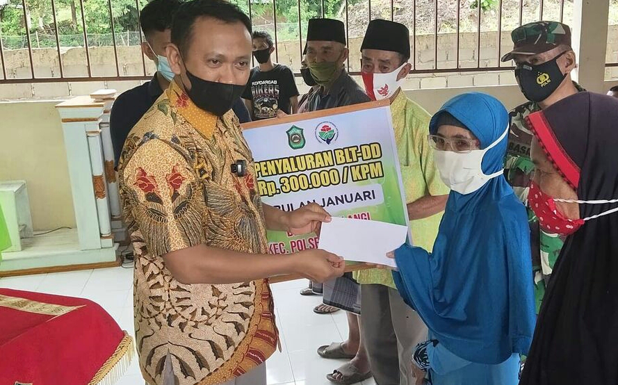 Bupati Takalar Syamsari Kitta menyerahkan BLT di desa Su'rulangi, kecamatan Polongbangkeng Selatan, Jumat 5 Maret 2021. (Ist)
