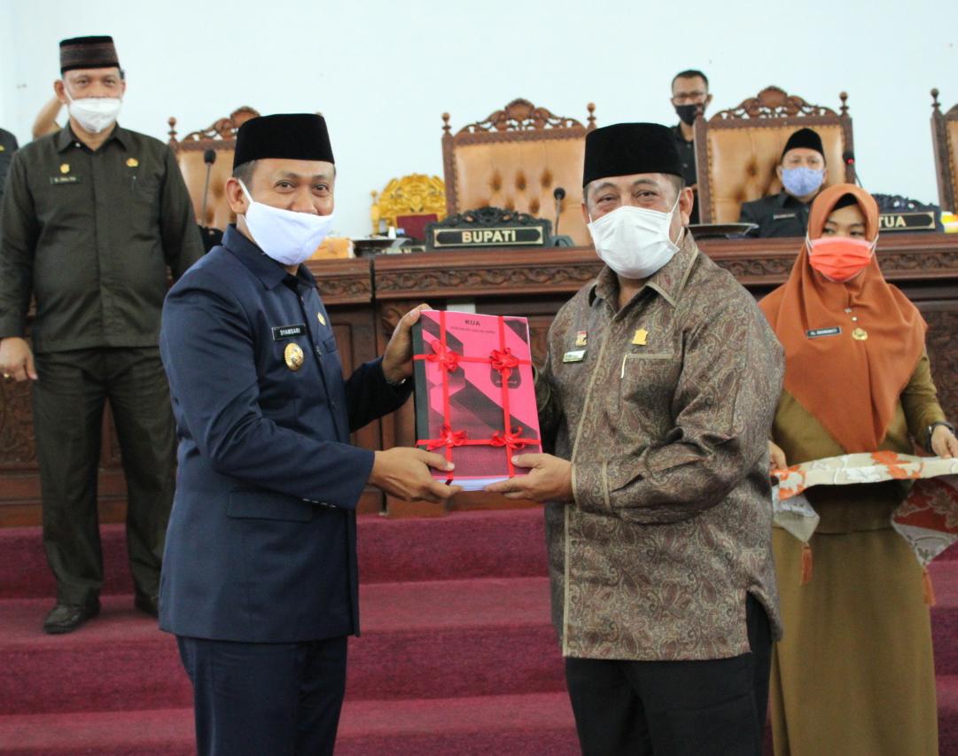 Bupati Takalar Syamsari Kitta menyerahkan KUA-PPAS 2021 kepada pimpinan DPRD Takalar sebagai bahan untuk membahas APBD 2021, Senin 23 November 2020. (Ist) Bupati Takalar Syamsari Kitta menyerahkan KUA-PPAS 2021 kepada pimpinan DPRD Takalar sebagai bahan untuk membahas APBD 2021, Senin 23 November 2020. (Ist)