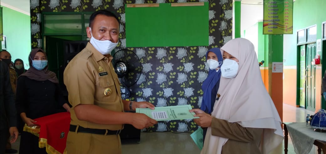 Bupati Takalar Syamsari Kitta menyerahkan SK kepada dua pimpinan RS baru yang akan mulai beroperasi, Senin 22 Juni 2020. (Ist)