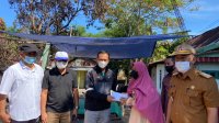 Bupati Takalar Syamsari Kitta menyerahkan bantuan kepada korban kebakaran di Galesong Utara. (Ist)