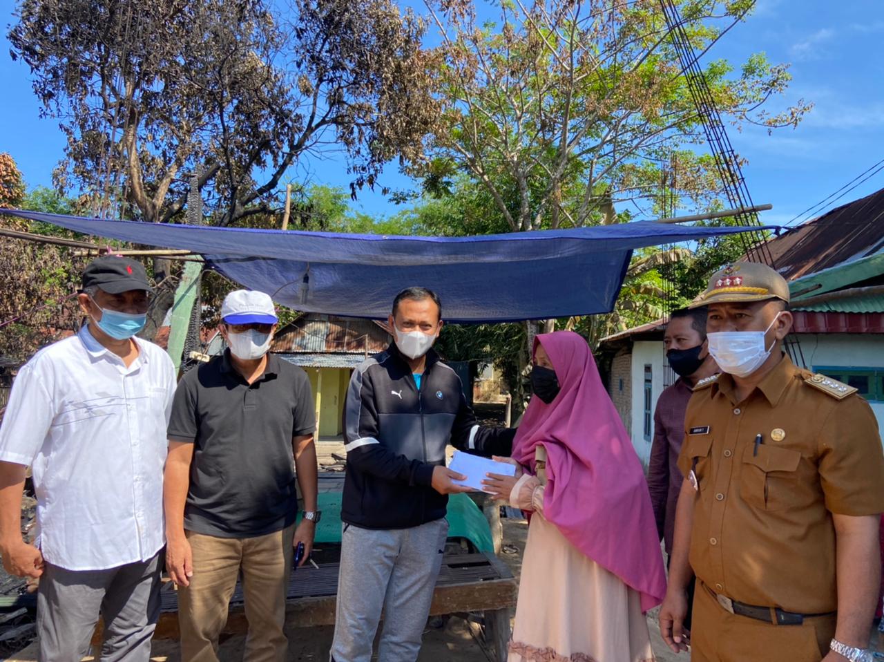 Bupati Takalar Syamsari Kitta menyerahkan bantuan kepada korban kebakaran di Galesong Utara. (Ist)