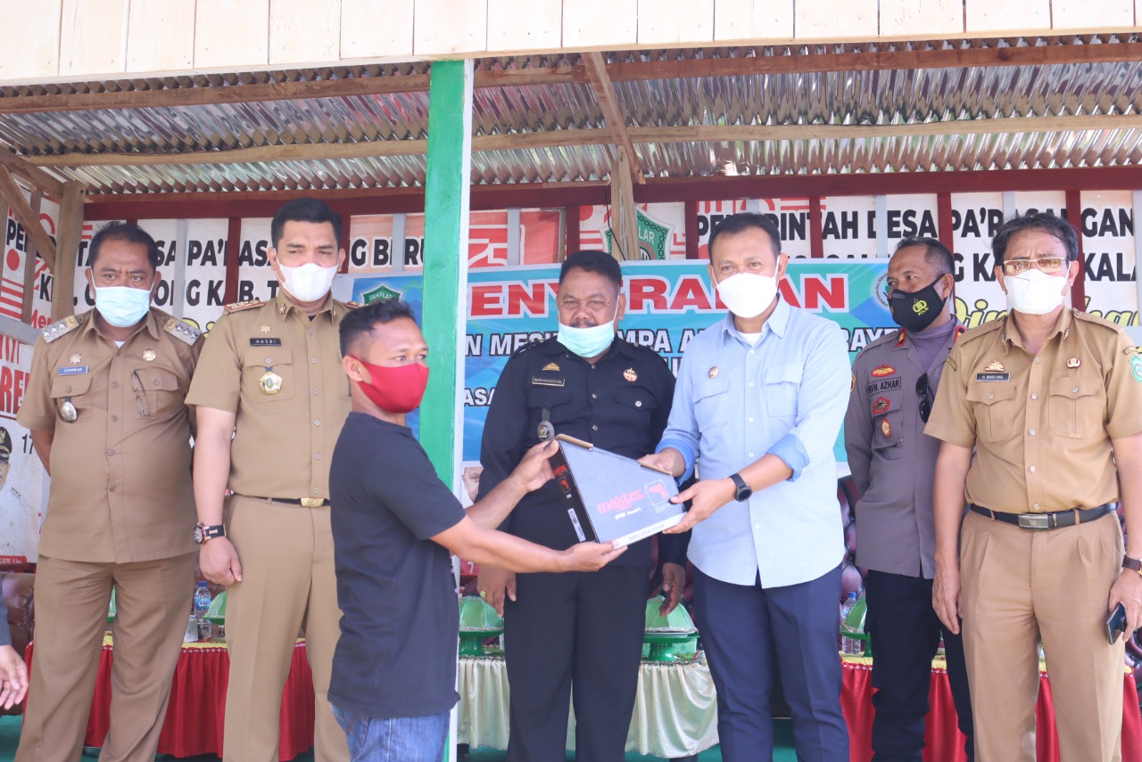 Bupati Takalar Syamsari Kitta menyerahkan bantuan pertanian di desa Parasangang Beru, Galesong, Senin 31 Mei 2021. (Ist) Bupati Takalar Syamsari Kitta menyerahkan bantuan pertanian di desa Parasangang Beru, Galesong, Senin 31 Mei 2021. (Ist)