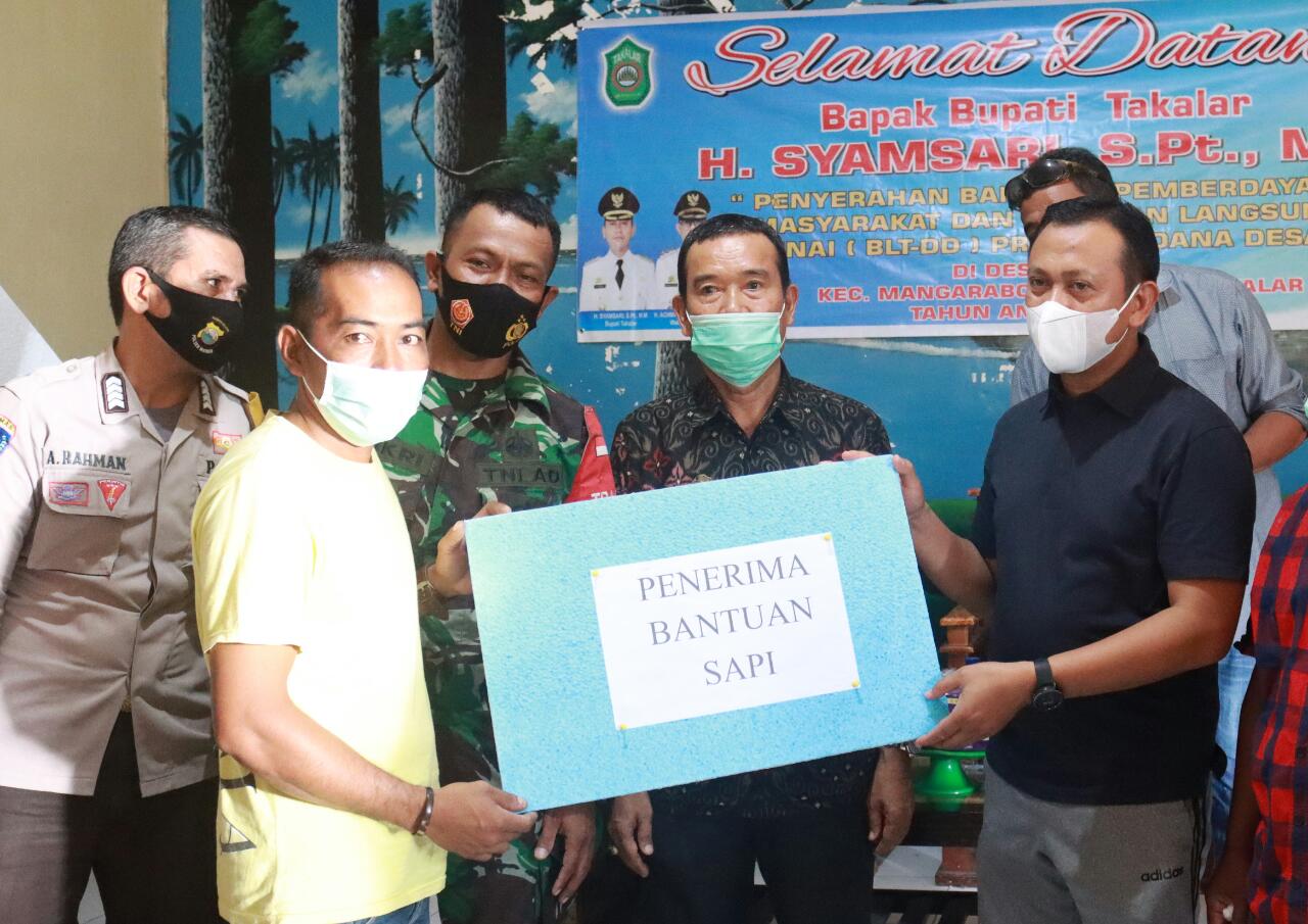 Bupati Takalar Syamsari Kitta menyerahkan bantuan sapi dan alat pertanian kepada sejumlah kepala keluarga di desa Laikang dan desa Punaga, kecamatan Mangarabombang, 26 Agustus 2021. (Ist) Bupati Takalar Syamsari Kitta menyerahkan bantuan sapi dan alat pertanian kepada sejumlah kepala keluarga di desa Laikang dan desa Punaga, kecamatan Mangarabombang, 26 Agustus 2021. (Ist)