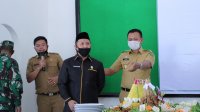Bupati Takalar Syamsari Kitta menyilahkan Ketua DPRD Darwis Sijaya memotong dan makan nasi tumpeng di perayaan HUT TNI, Senin 5 Oktober 2020. (Ist) Bupati Takalar Syamsari Kitta menyilahkan Ketua DPRD Darwis Sijaya memotong dan makan nasi tumpeng di perayaan HUT TNI, Senin 5 Oktober 2020. (Ist)