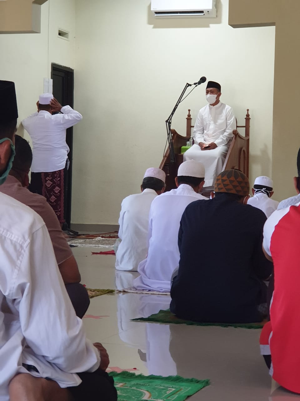 Bupati Takalar Syamsari Kitta saat berkhutbah Jumat di masjid Wahdah Islamiyah, Jumat 21 Agustus 2020. (Ist)