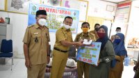 Bupati Takalar Syamsari Kitta saat menyerahkan secara simbolis BLT di desa Popo, Galesong Selatan, Senin 27 Juli 2020. (Ist) Bupati Takalar Syamsari Kitta saat menyerahkan secara simbolis BLT di desa Popo, Galesong Selatan, Senin 27 Juli 2020. (Ist)