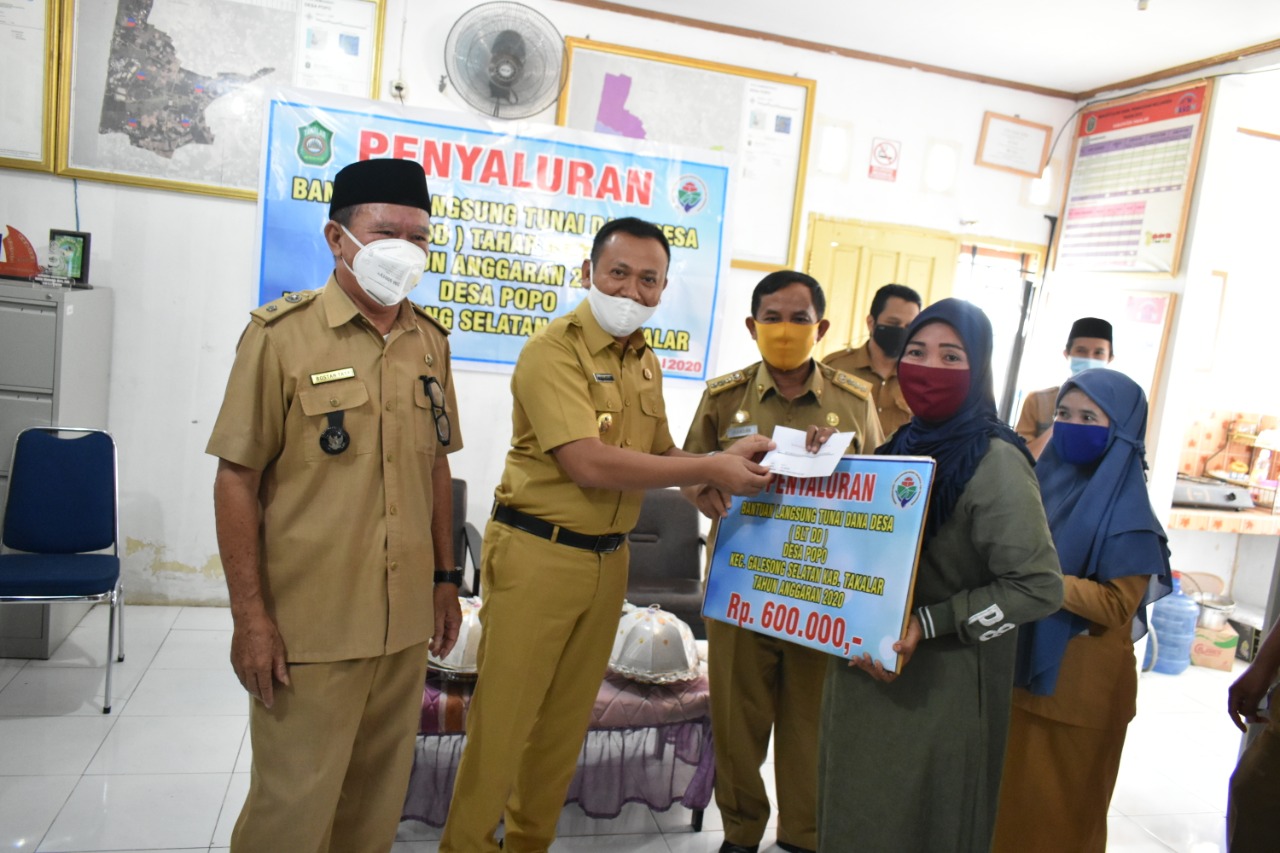 Bupati Takalar Syamsari Kitta saat menyerahkan secara simbolis BLT di desa Popo, Galesong Selatan, Senin 27 Juli 2020. (Ist)