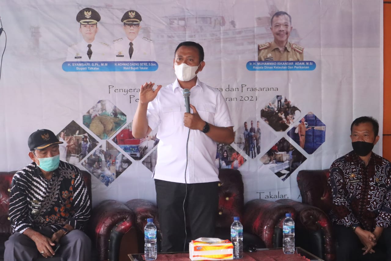 Bupati Takalar Syamsari berbicara di depan puluhan kelompok nelayan di desa Laikang, Mengarabombang, Kamis 12 Agustus 2021. (Ist)