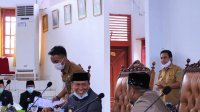 Bupati Takalar Syamsari berbincang santai dengan Wakil Ketua DPRD Takalar Jabir Bonto di sela paripurna penyerahan R-APBD 2021, Selasa 15 Desember 2020. (Ist)