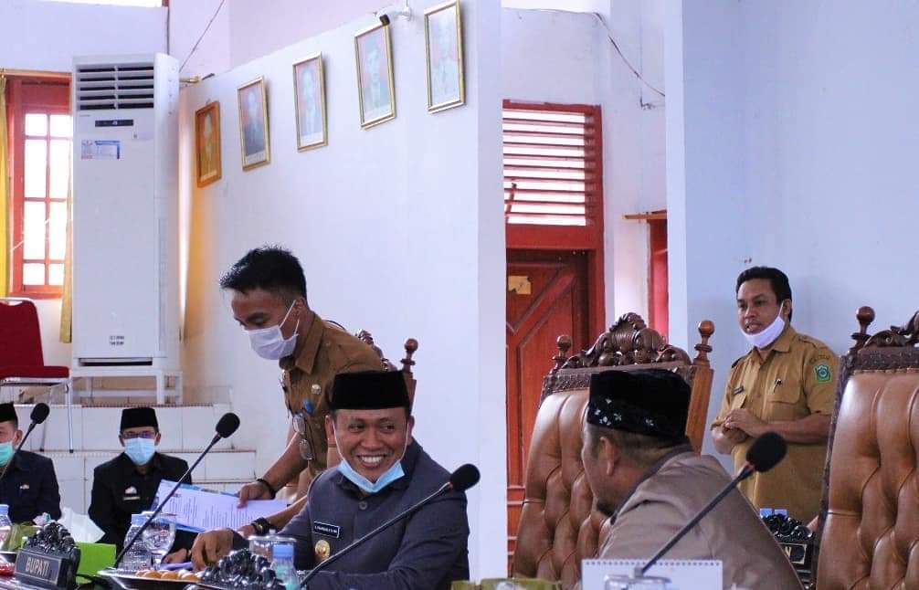 Bupati Takalar Syamsari berbincang santai dengan Wakil Ketua DPRD Takalar Jabir Bonto di sela paripurna penyerahan R-APBD 2021, Selasa 15 Desember 2020. (Ist)