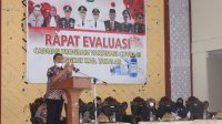 Bupati Takalar Syamsari saat memimpin rapat evaluasi vaksinasi di gedung Islamic Center beberepa waktu lalu. (Ist)