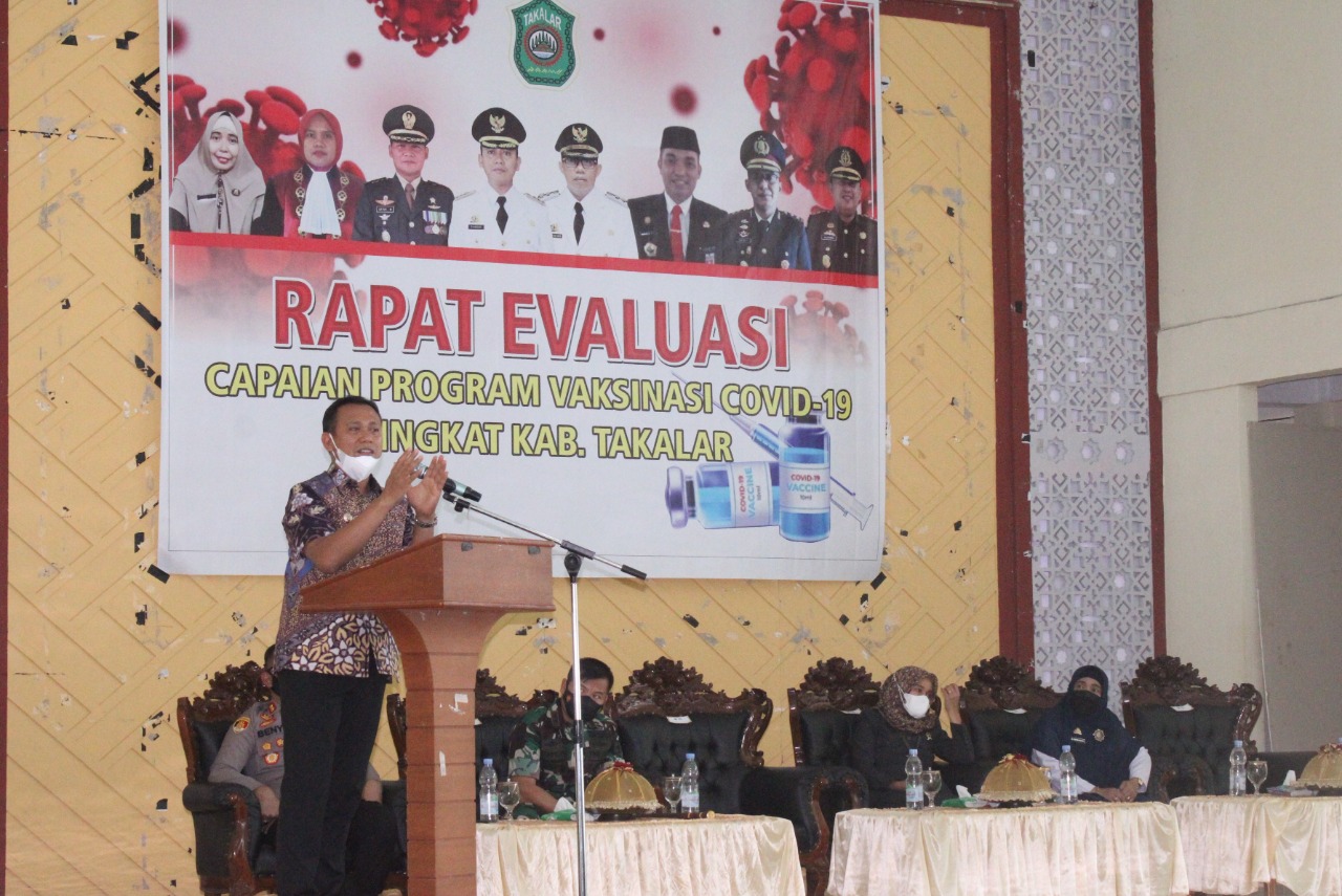 Bupati Takalar Syamsari saat memimpin rapat evaluasi vaksinasi di gedung Islamic Center beberepa waktu lalu. (Ist)