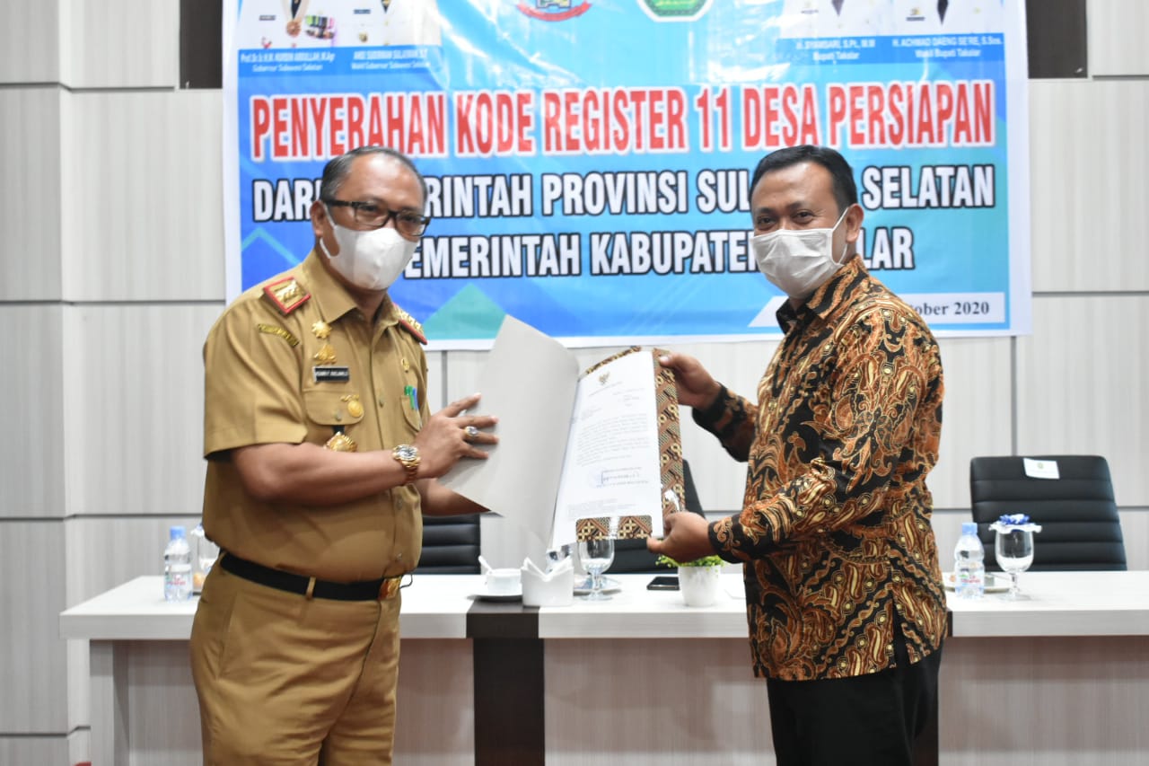 Bupati Takalar Syamsari menerima kode register 11 desa persiapan, Selasa 13 Oktober 2020. (Ist)