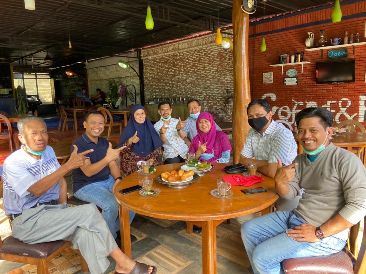 Bupati Takalar Syamsari menyempatkan menemui mantan Bupati Takalar Zainal Abidin (paling kiri) saat berkunjung ke Soppeng, Minggu 18 Juli 2021. (Ist)