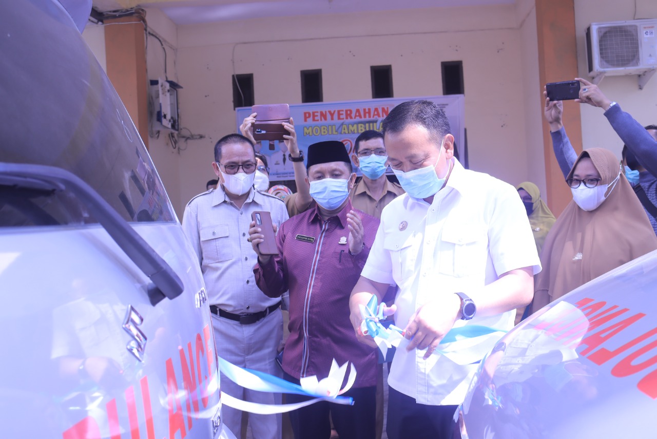 Bupati Takalar Syamsari menyerahkan 4 mobil ambulance untuk digunakan di puskesmas, Selasa 13 Juli 2021. (Ist)