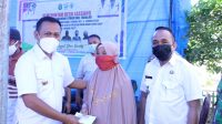 Bupati Takalar Syamsari menyerahkan BLT di lima desa, Rabu 3 Maret 2021. (Ist) Bupati Takalar Syamsari menyerahkan BLT di lima desa, Rabu 3 Maret 2021. (Ist)