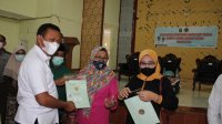 Bupati Takalar Syamsari menyerahkan sertifikat tanah gratis kepada pelaku UMKM di Takalar, Kamis 23 Desember 2021. (Ist)