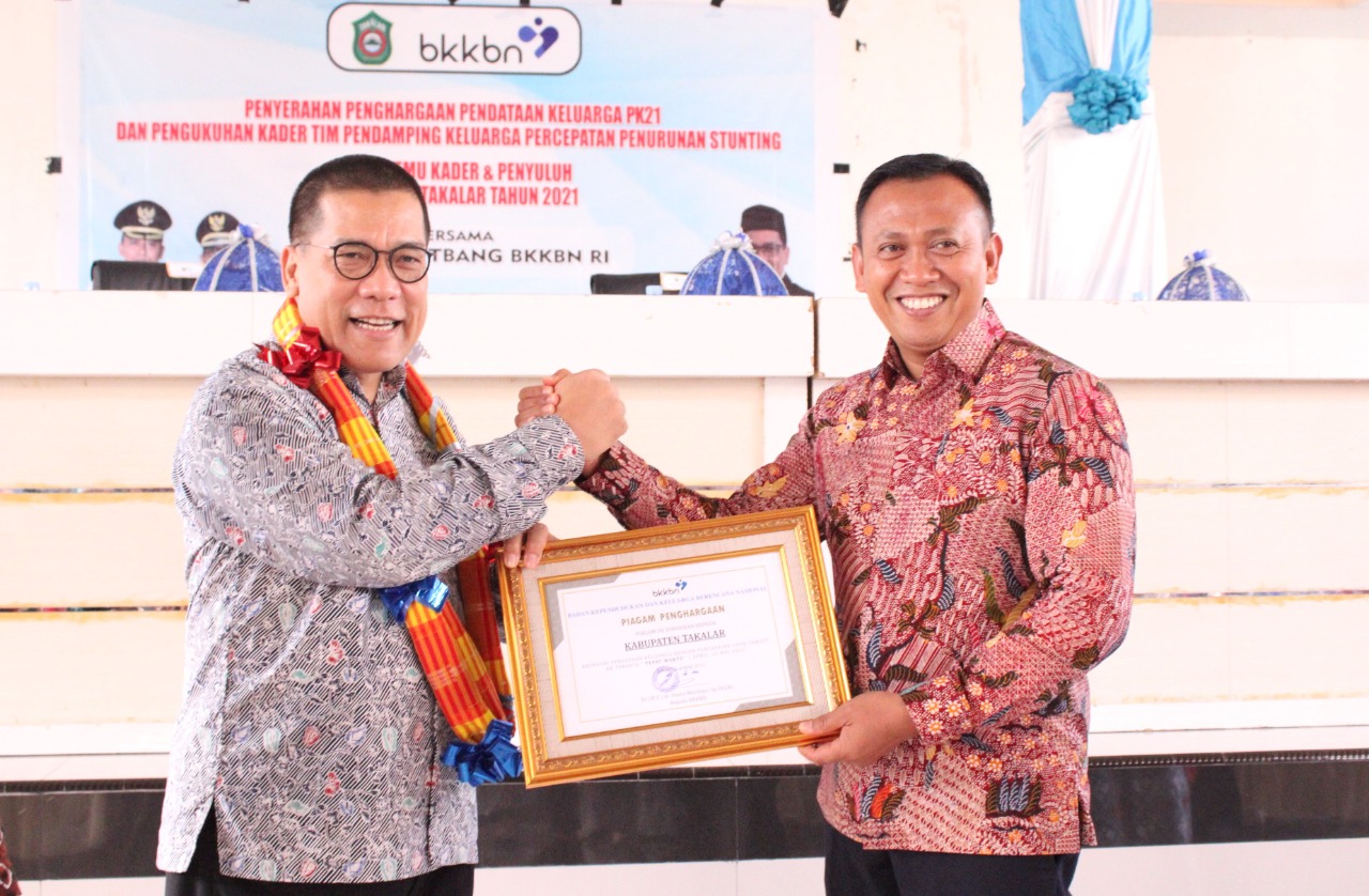 Bupati Takalar Syamsari meraih penghargaan dari BKBBN, Rabu 8 Desember 2021. (Ist)