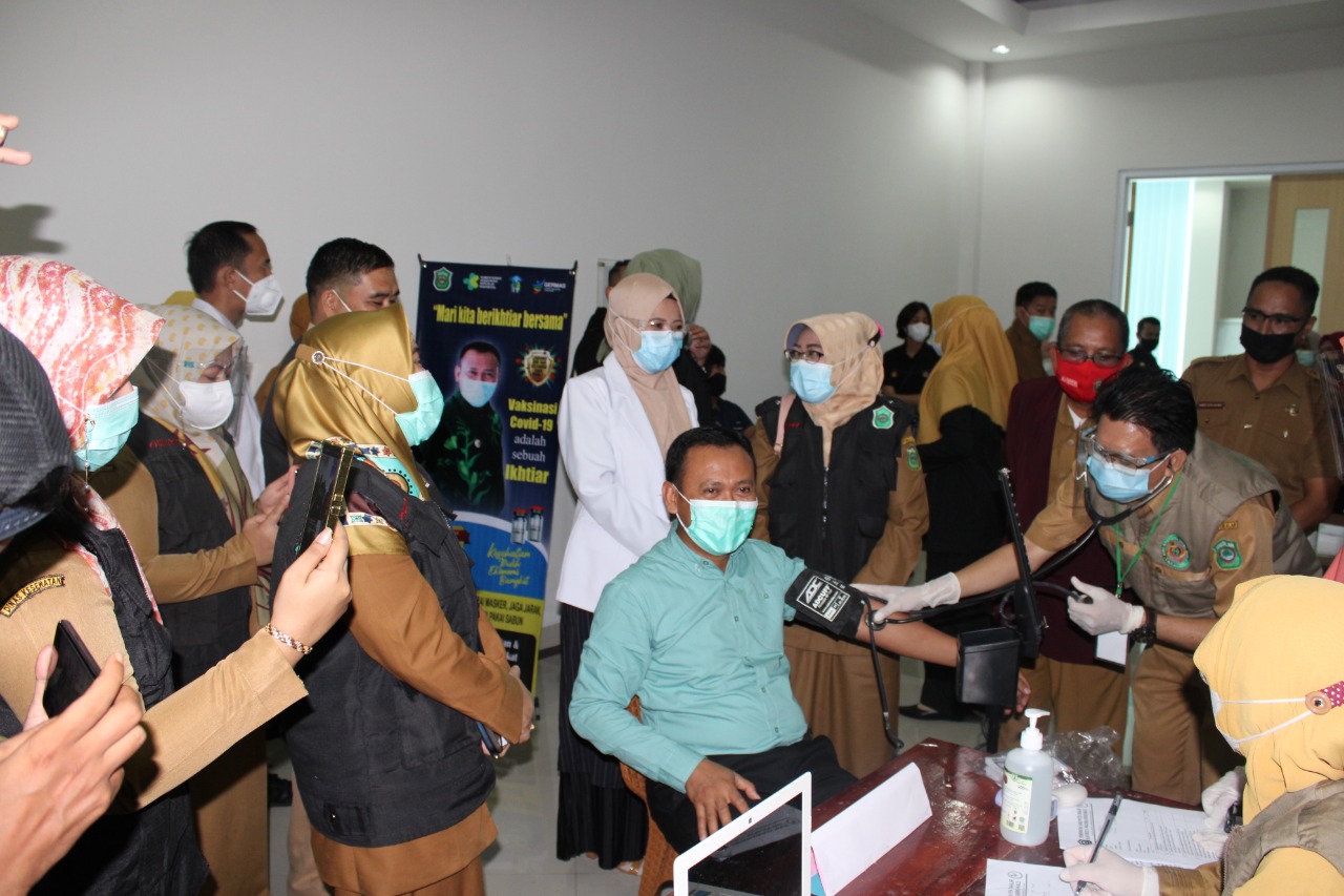 Bupati Takalar Syamsari saat akan menjalani vaksinasi, Senin 1 Februari 2021. (Ist)