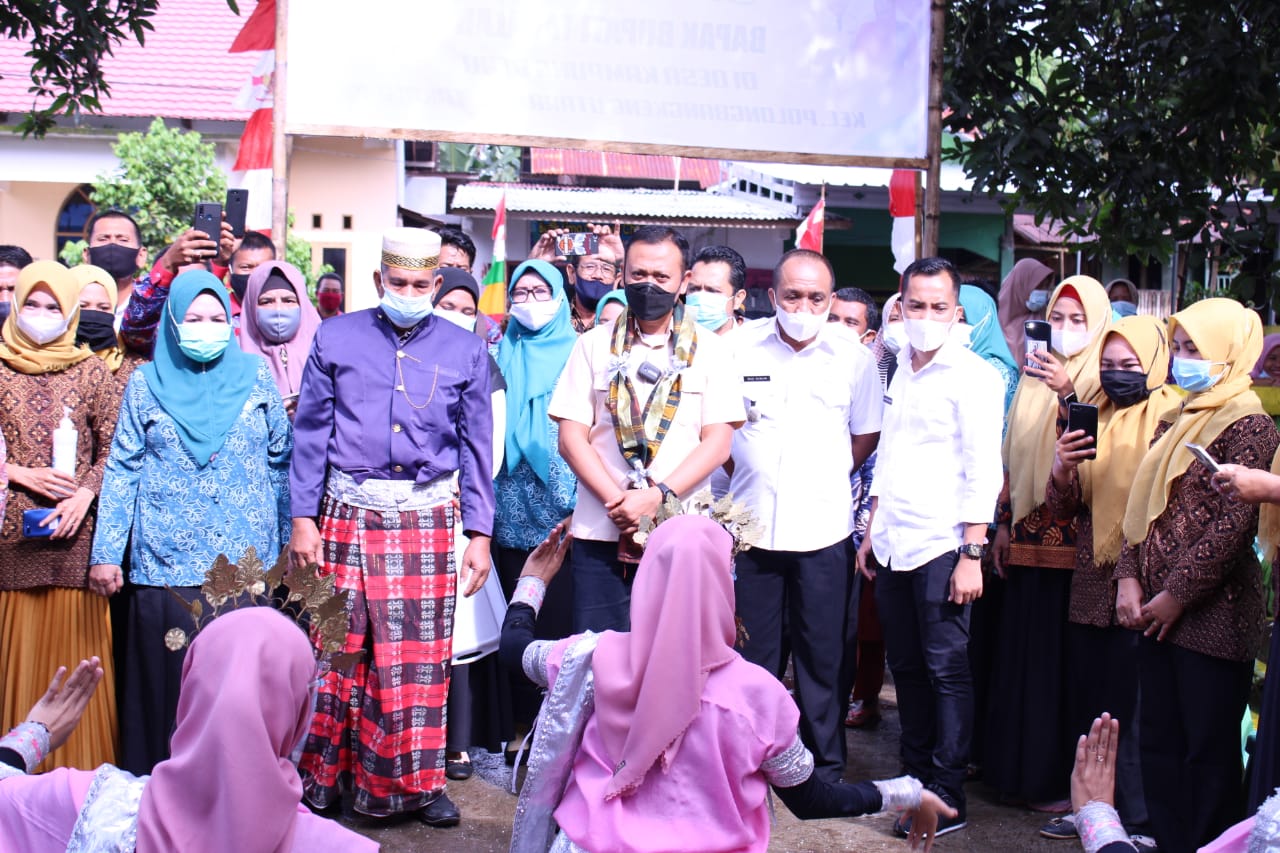 Bupati Takalar Syamsari saat berkunjung ke desa Kampung Beru, Rabu 24 Februari 2021. (Ist) Bupati Takalar Syamsari saat berkunjung ke desa Kampung Beru, Rabu 24 Februari 2021. (Ist)