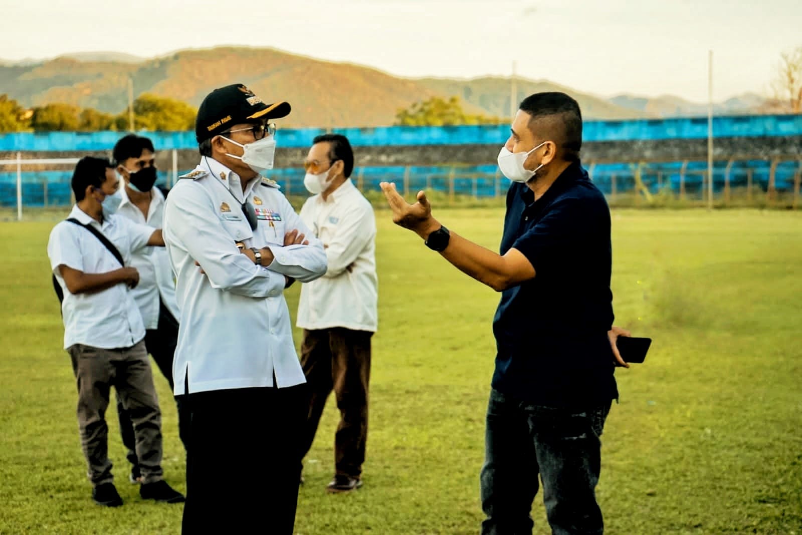 CEO PSM Makassar Munafri Arifuddin berbincang bersama Walikota Parepare Taufan Pawe di Stadion Gelora BJ Habibie Parepare, Rabu 8 September 2021. (Ist)