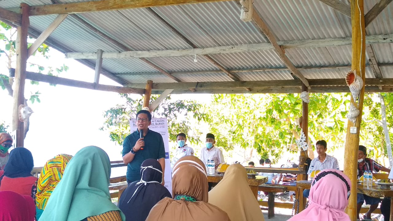 Cabup Bulukumba berpidato di depan puluhan pendukungnya di Dego-degona Bira, desa Darubiah, kecamatan Bontobahari, Kamis 5 November 2020. (Ist)