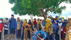 DLH Takalar dan warga menanam ribuan pohon kelor di desa Laikang, kecamatan Mangarabombang, Sabtu 6 Februari 2021. (Ist)