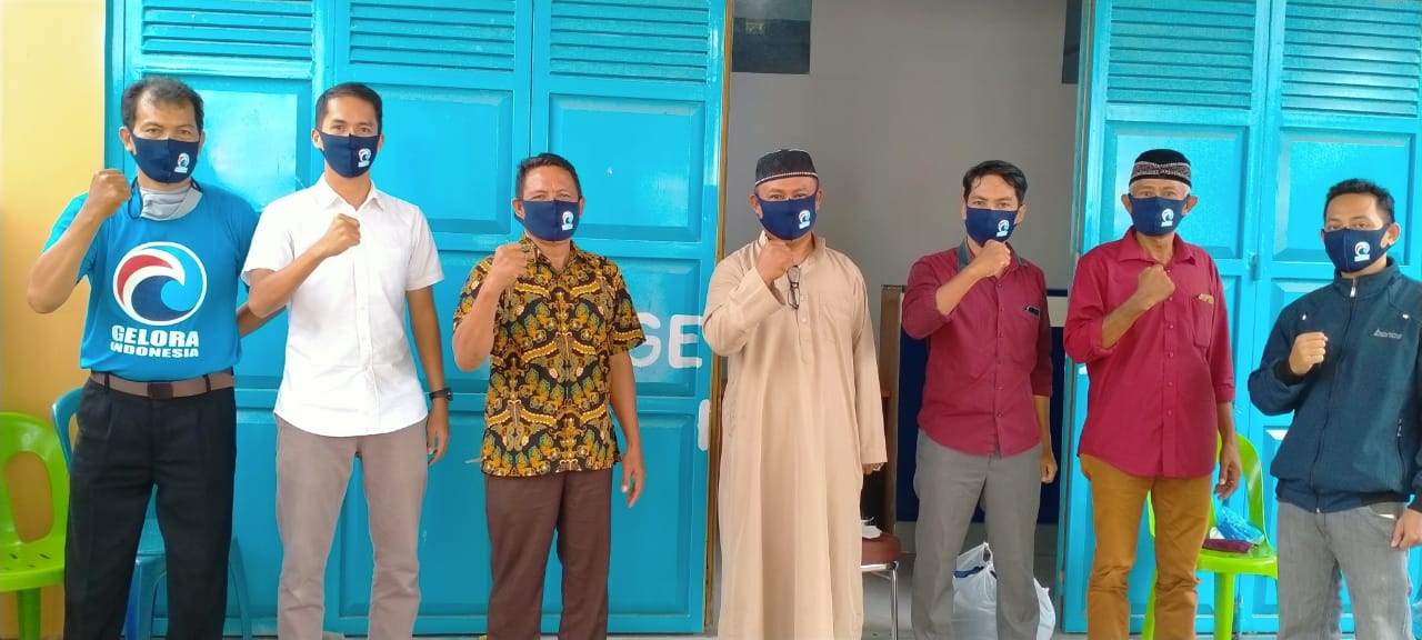 DPD Partai Gelora Takalar berbagi 1000 masker sebagai upaya memutus mata rantai Covid 19. (Ist)