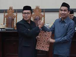 Dewan Perwakilan Rakyat Daerah (DPRD) Kota Makassar, akhirnya menetapkan Anggaran Pendapatan Belanja Daerah (APBD) Tahun 2023 dalam rapat paripurna, Rabu 30 November 2022..jpg