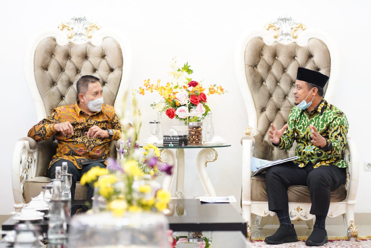 Direktur Jenderal Pelayanan Kesehatan Kementerian Kesehatan Prof Abdul Kadir saat melakukan pertemuan dengan Plt Gubernur Sulsel, Andi Sudirman Sulaiman, Sabtu 17 April 2021. (Ist)