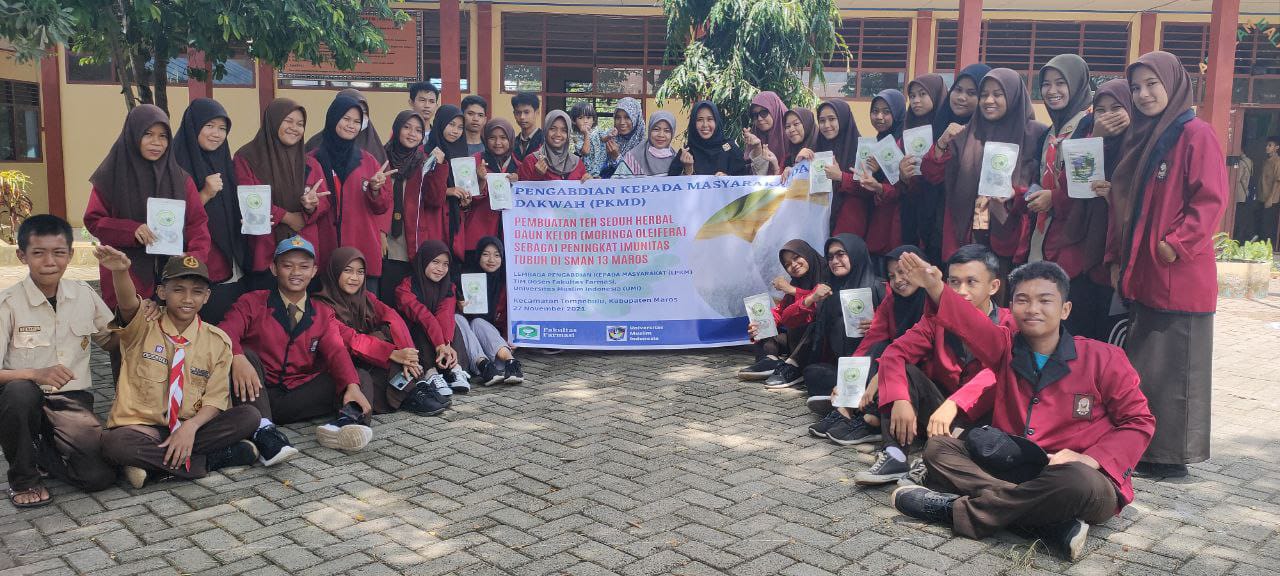 Dosen Fakultas Farmasi Universitas Muslim Indonesia (UMI) mengajarkan cara pembuatan teh seduh herbal daun kelor sebagai peningkat imunitas tubuh di SMAN 13 Maros, Sabtu 27 November 2021. (Ist)