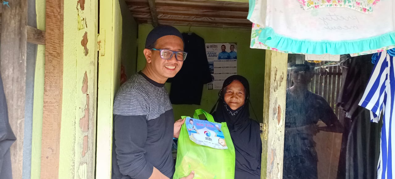 Gelora Makassar membagikan ribuan paket lebaran. (Ist).jpg