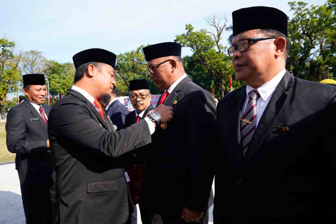 Gubernur Sulawesi Selatan, Andi Sudirman Sulaiman menyematkan Penghargaan Satyalancana Karya Satya kepada 2.398 Orang PNS pada lingkup Pemprov Sulsel di halaman kantor Gubernur Sulsel, Selasa 15 Agustus 2023. (Ist)