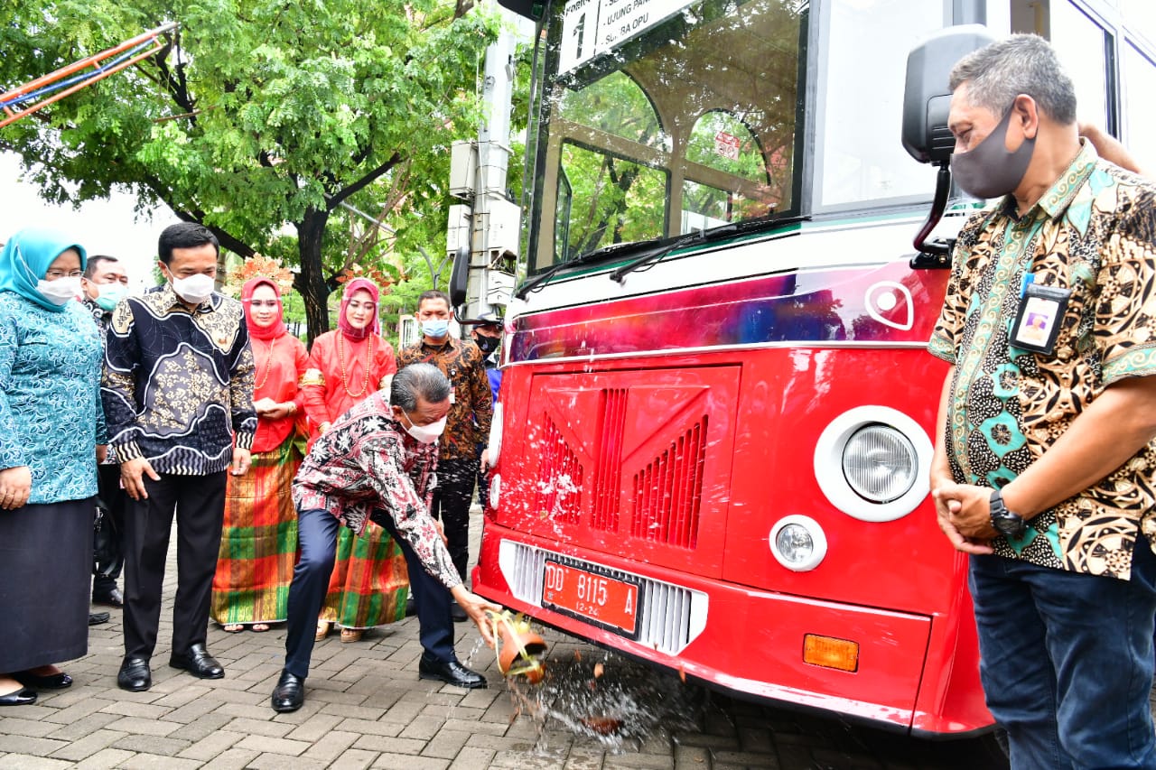 Gubernur Sulawesi Selatan, Nurdin Abdullah melaunching secara resmi Bus Wisata Metro Kota di Anjungan Pantai Losari, Kamis 3 Desember 2020. (Ist)