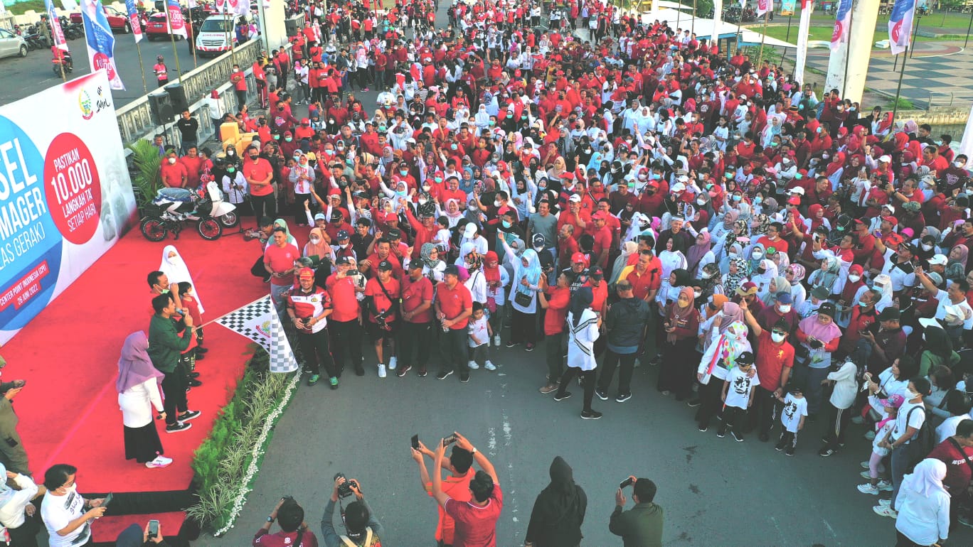 Gubernur Sulawesi Selatan Andi Sudirman melepas peserta Sulsel Anti Mager (Malas Bergerak) Pastikan 10.000 Langkah Ta Setiap Hari di Center Point of Indonesia (CPI), Minggu, 26 Juni 2022. (Ist) Gubernur Sulawesi Selatan Andi Sudirman melepas peserta Sulsel Anti Mager (Malas Bergerak) Pastikan 10.000 Langkah Ta Setiap Hari di Center Point of Indonesia (CPI), Minggu, 26 Juni 2022. (Ist).jpg