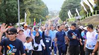 Gubernur Sulsel Andi Sudirman Sulaiman berjalan bersama ribuan peserta fun run anti mager di Malili, Minggu 18 Mei 2025. (Ist)