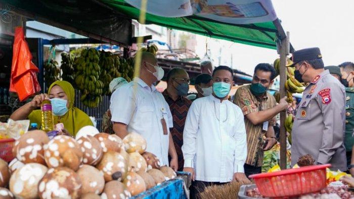 Gubernur Sulsel Andi Sudirman Sulaiman di Pasar Terong, Kamis 21 April 2022. (Ist) Gubernur Sulsel Andi Sudirman Sulaiman di Pasar Terong, Kamis 21 April 2022. (Ist)