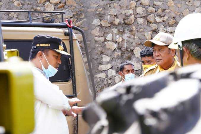 Gubernur Sulsel Andi Sudirman meninjau jalan Pekkae- Takkalala, Sabtu 25 Juni 2022. (Ist).jpg