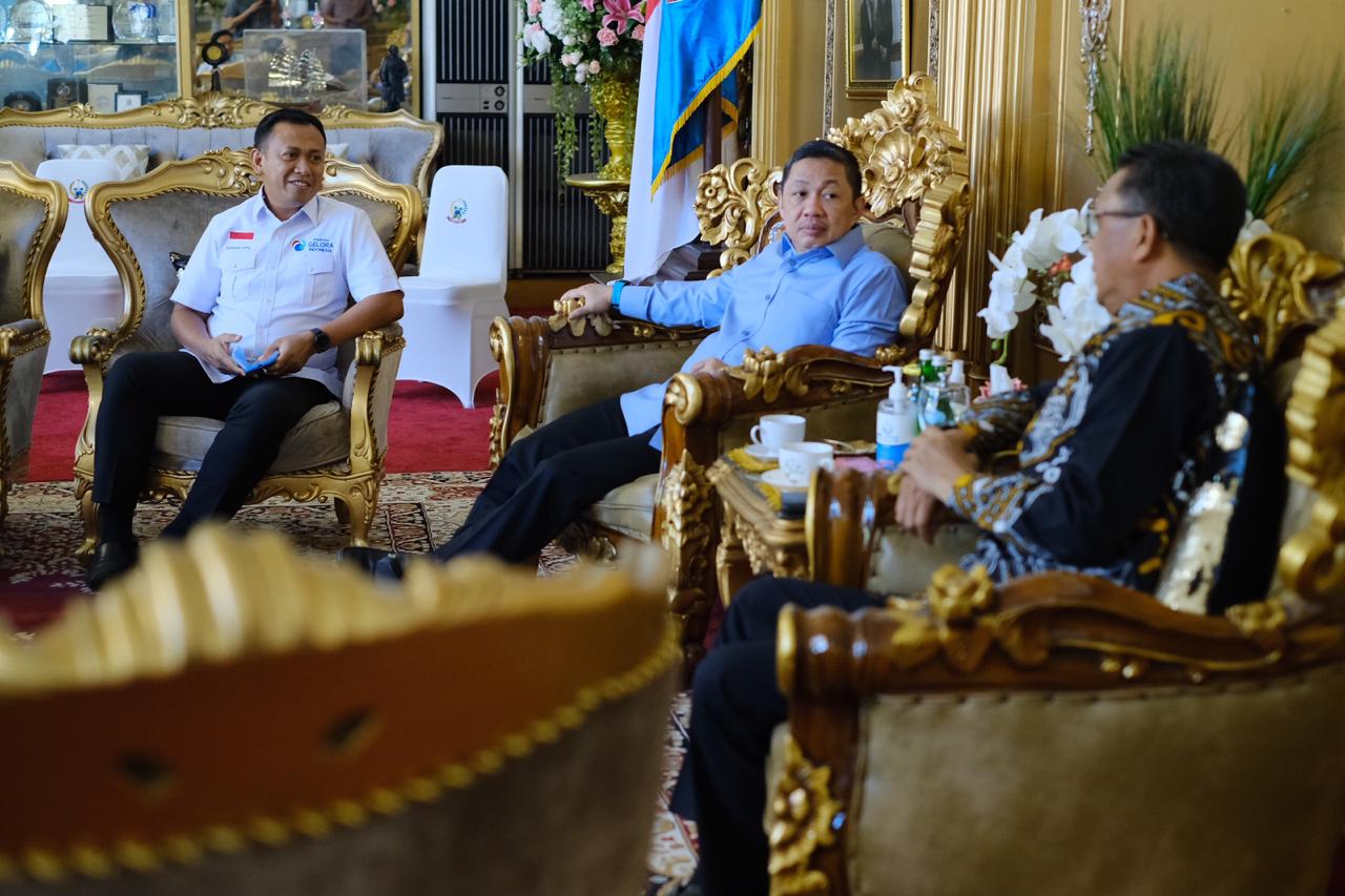Gubernur Sulsel Anis Matta berbincang bersama Ketua Umum DPP Partai Gelora Anis Matta dan Ketua Gelora Sulsel Syamsari Kitta di Rujab Gubernur, Jumat 4 September 2020. (Ist)