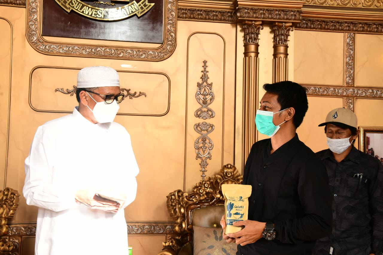 Gubernur Sulsel Nurdin Abdullah bersama Kelompok Tani Hutan (KTH) dari Luwu. (Ist)