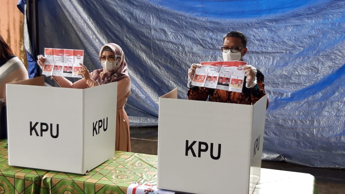 Gubernur Sulsel Nurdin Abdullah bersama istri saat mencoblos di TPS dekat rumahnya di Perumahan Dosen. (Ist)