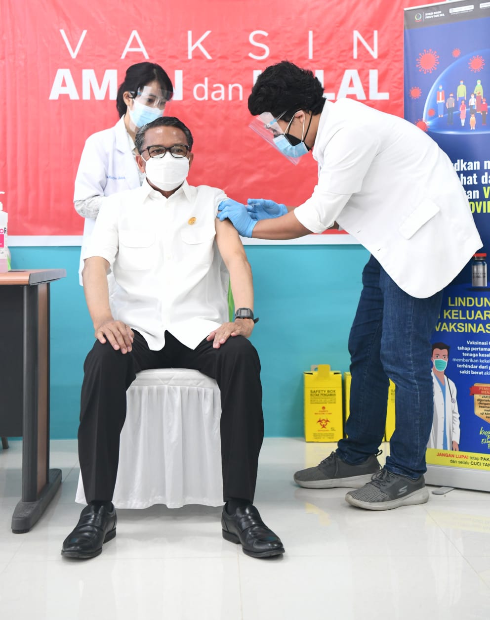 Gubernur Sulsel Nurdin Abdullah menjalani vaksinasi Covid 19 untuk kedua kalinya, Jumat 5 Februari 2021. (Ist)
