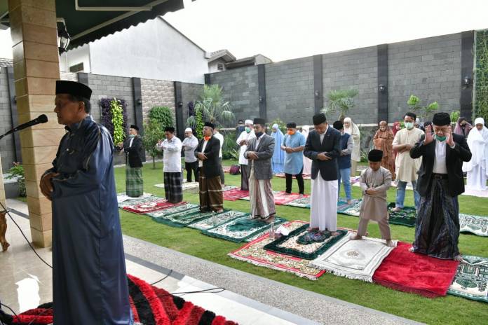 Gubernur Sulsel Nurdin Abdullah menunaikan Salat Id di rumah pribadinya di Kompleks Unhas, Ahad 24 Mei 2020. Gubernur Sulsel Nurdin Abdullah menunaikan Salat Id di rumah pribadinya di Kompleks Unhas, Ahad 24 Mei 2020. (Ist)